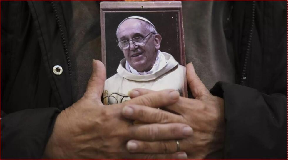 En Argentine : un fidèle tient un portrait du défunt pape François à la basilique de San José de Flores, où il priait dans sa jeunesse, après l'annonce par le Vatican de sa mort, le lundi 21/04/2025